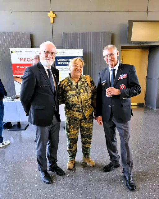 BridadierArzt Dr. Signe Buck flankiert von MjArzt aD Dr. Hohn (li) und Vzlt iR Mairinger (re)  | Foto: Hohn