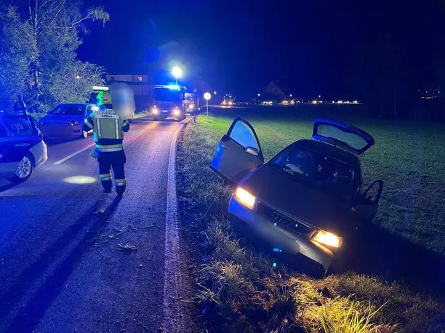 Der Verkehr wurde wechselseitig an der Unfallstelle vorbeigelotst. | Foto: FF Krems