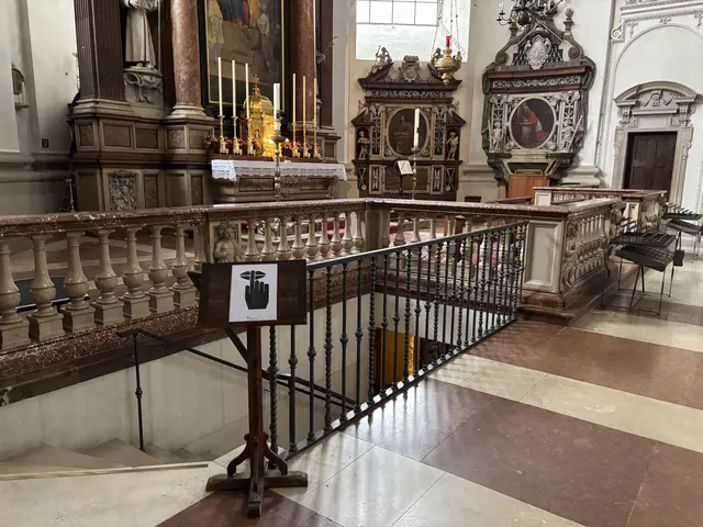 Der Abgang zur Krypta auf der linken Seite, wenn man zum Altar steht. In den 1990er-Jahren wurde der Stiegenabgang in die Unterkirche an den jetzigen Ort im Dom verlegt. Es ergab sich dadurch in der Zeit von Erzbischof Eder die Möglichkeit, eine sogenannte „Anbetungskapelle“ zu schaffen. | Foto: Schrofner