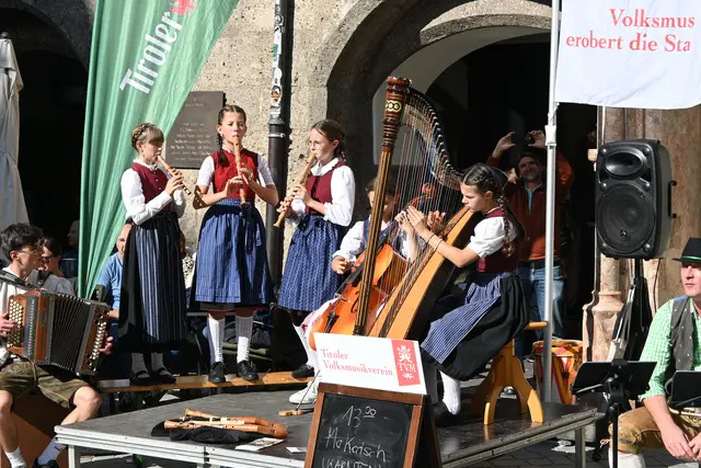 Vorm Goldenen Dacherl spielten allerhand Musikantinnen und Musikanten.  | Foto: Lucia Königer