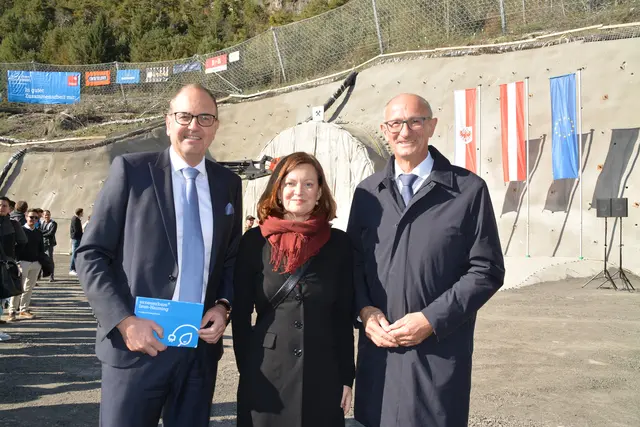 "Hausherr" Alexander Speckle von der Tiwag mit BH Eva Loidhold und LH Toni Mattle bei der Eröffnung des Kraftwerkes Imst-Haiming. | Foto: Perktold