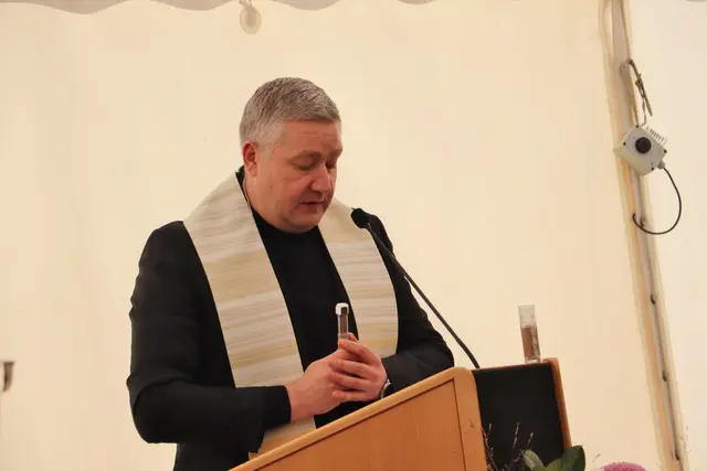 Pfarrer Claudiu Budău: "Wasser hat einen hohen Stellenwert für uns alle. Wir sind im Zeichen des Wassers getauft worden. Was ist die älteste Kläranlage der Welt? ich glaube, es zu wissen. Das ist das Sakrament der Beichte. Eine Kläranlage im geistlichen Sinn".  | Foto: Edith Ertl