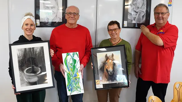 Julia Zwölfer, Richard Wiesinger, Heidi Pucher und Rudi Hofmann mit ihren Werken im Rudmannser Feuerwehrhaus (von links). | Foto: Franz Fichtinger