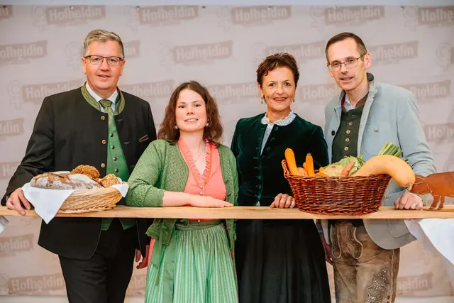 Platz 3 für Bernadette Pieber (2.v.l./ Platz 3 Urproduktion) mit ihren Gratulanten Präsident Andreas Steinegger (l.), Vizepräsidentin Maria Pein (2.v.r.) und Oliver Kröpfl, Vorstand Steiermärkische (r.) | Foto: LK/Nadja Fuchs