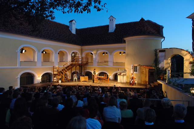 Aufführung der Oper Fidelio, noch mit alter Holztribüne und Kirschbaum. | Foto: Resonanzraum