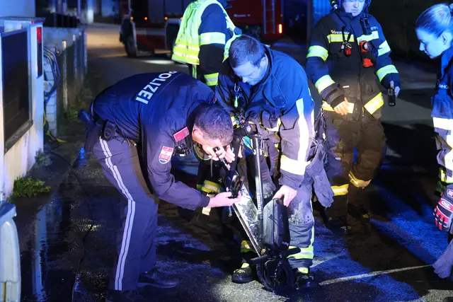 E-Scooter in Flammen – Bewohner retten Roller rechtzeitig ins Freie, bevor die Feuerwehr anrückt. | Foto: laumat/Matthias Lauber