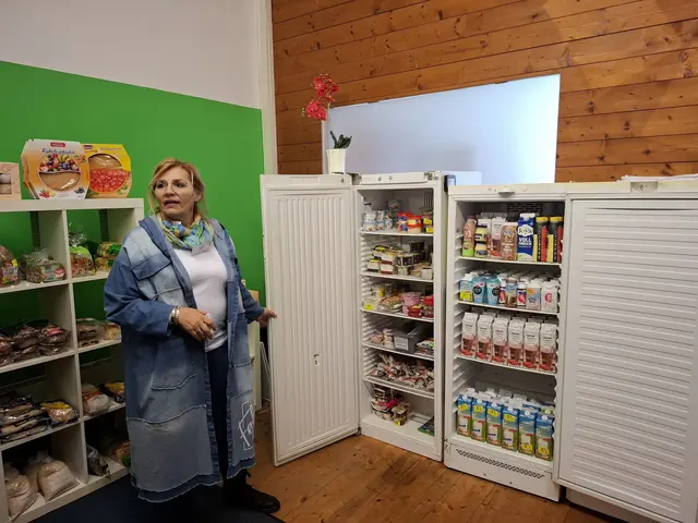 Obfrau Astrid Glantschnig vor dem Kühlregal