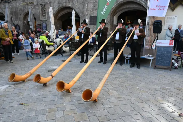 Vorm Goldenen Dachl und überall in der Altstadt erklangen die verschiedensten Arten von Volksmusik: Innsbruck hat aufg'horcht.  | Foto: Lucia Königer
