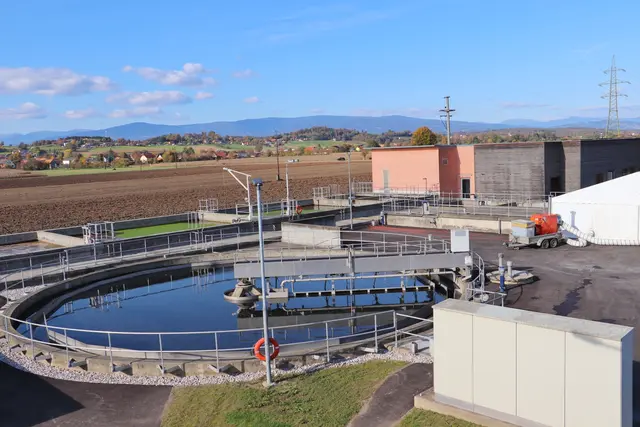 Blick auf die neuen Belebungsbecken (hinten links), das Nachklärbecken (Bildmitte) und den Schlammspeicher (vorne rechts). | Foto: Edith Ertl