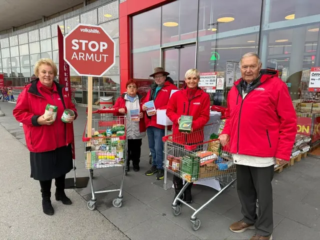 Verena Dunst Präsidentin der Volkshilfe Burgenland, Hannelore Wallner, Manfred Morawitz, Monika Rauscher und Johann Grillenberger Vorstandsmitglied der Volkshilfe Burgenland sammelten in Eisenstadt Lebensmittel. | Foto: Volkshilfe Burgenland