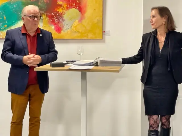 GK Werner Koch eröffnete die Ausstellung von Allegra Wagner im Gemeindeamt Seiersberg-Pirka. | Foto: privat