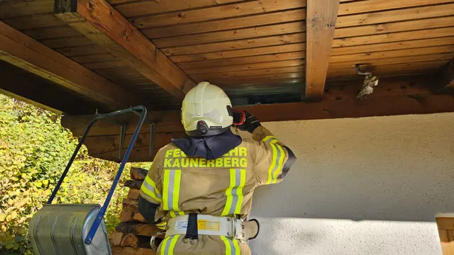 Ein 78-jähriger Hausbesitzer wurde bei dem Brand nur leicht verletzt – die Feuerwehren verhinderten größeren Schaden. | Foto: zoom.tirol