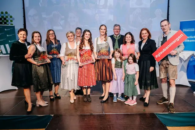 Das sind die Hofheldinnen 2025: Sophie Bretterklieber (2.Platz Diversifizierung/ 2.v.l.)), Veronika Almer (2. Platz Urproduktion/3.v.l.), Sabine Rinnhofer (3. Platz Diversifizierung 4.v.l.), Andrea Wiedner (1.Platz Diversifizierung/6.v.l.), Heidi Kaufmann-Ferstl (1. Platz Urproduktion/ 7.v.l.), Bernadette Pieber (3.Platz Urproduktion/3.v.r.). Es gratulieren Initiatorin Vizepräsidentin Maria Pein (l.), Präsident Andreas Steinegger (8.v.l.), Agrarlandesrätin Simone Schmiedtbauer (2.v.r) und Oliver Kröpfl, Vorstand Steiermärkische (r.) | Foto: LK/Nadja Fuchs