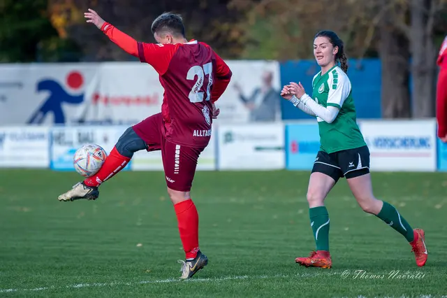 Desiree Denk (rot) klärt souverän und behält auch unter Druck die Übersicht. | Foto: Thomas Navratil