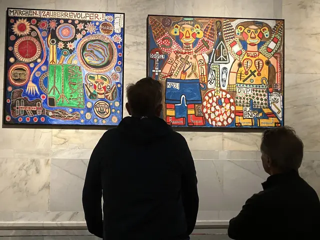 Beeindruckende Strahlkraft bei den Werken von August Walla.
August Walla (1936–2001) wird 1936 in Klosterneuburg geboren. Schon früh entwickelt er sein „privatmythologisches Universum“, das er auf sämtlichen Trägermaterialien – vom Tischtuch bis
zum Fernsehbildschirm – darstellt. Mit dem Einzug ins Haus der Künstler in Maria Gugging im Jahr
1983 beginnt er, seinen persönlichen Wohnbereich zu gestalten. 
Mit einem unverwechselbaren Stil entwickelt Walla eine höchst komplexe Götterwelt sowie
Sprache und erschafft so seine eigene Wirklichkeit. 
Im Jahr 2026 jährt sich sein Todestag zum 25. Mal – gleichzeitig hätte der Künstler in diesem Jahr
seinen 90. Geburtstag gefeiert.
August Wallas Hauptwerken aus der Sammlung Zambo sind in der aktuellen Ausstellung Arnulf
Rainers Fingermalereien gegenübergestellt. Bei seiner Hand-, Finger- und Fußmalerei schaltet
Rainer den zwischen der Hand des Künstlers und dem Malgrund vermittelnden Pinsel aus.  | Foto: Stockmann