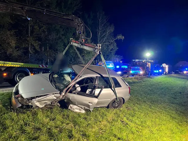 Die beiden schwer beschädigten Fahrzeuge wurden geborgen. | Foto: FF Krems
