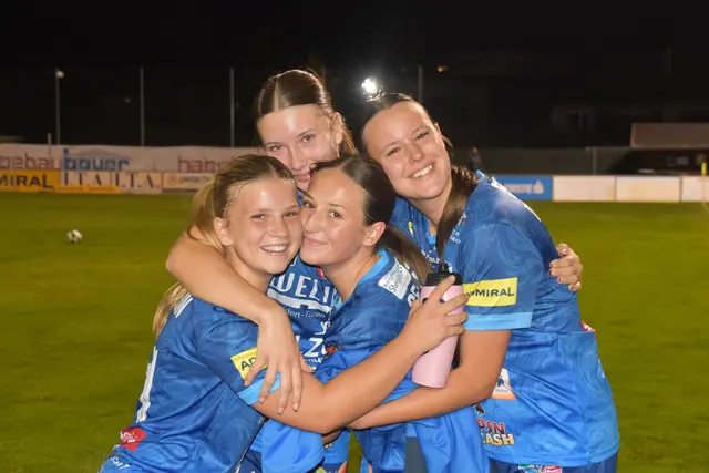 Tröstliche Umarmung nach dem Match: Maja Markun, Jana Sophie Branz, Verena Cebic und Florentina Dietrich | Foto: Michael Strini