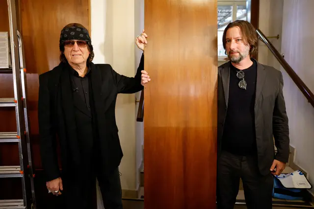 Das erste Holpaneel aus dem Stadttempel wurde an Gottfried Helnwein übergeben. | Foto: Lisa Leutner / REUTERS / picturedesk.com