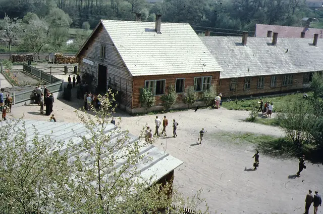 In der Gartenstraße dienten die alten Baracken als Schulen, die zuvor für den Lehrbauhof und die Hitlerjugend errichtet worden waren.  | Foto: Stadtarchiv Zwettl