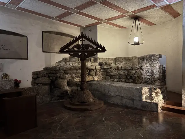 Immer wieder sind Reste des ersten mittelalterlichen Doms in der Krypta zu sehen. Alt und Neu greifen in der Unterkirche ineinander. | Foto: Schrofner