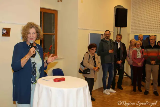 Regina Dicken moderierte die Vernissage. Die Malerin begeisterte mit abstrakter Malerei in Acryl, die die Betrachter zur Entdeckungsreise in die Tiefe des Bildes anregen sollen.