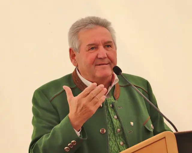 Bgm. Josef Niggas: "Wir hatten 1967 die erste Kläranlage in Lannach gebaut. Eine Erweiterung war hier nicht möglich. Dank des Umweltbewusstseins der Vorgänger-Bürgermeister von Lannach und Dobl wurde in Muttendorf die Kläranlage gebaut. Die Welt bleibt nicht stehen, auch nicht in der Abwasserversorgung. Wir kümmern uns um jede Scheiße, das ist auch so",  schmunzelte der Ortschef von Lannach. | Foto: Edith Ertl