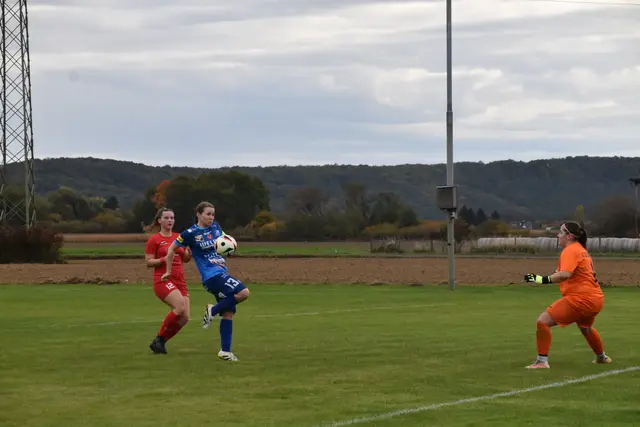 Die erste Großchance - Isabella Gold überhebt Darina Jancovicova, der Ball geht aber knapp am Tor vorbei. | Foto: Michael Strini