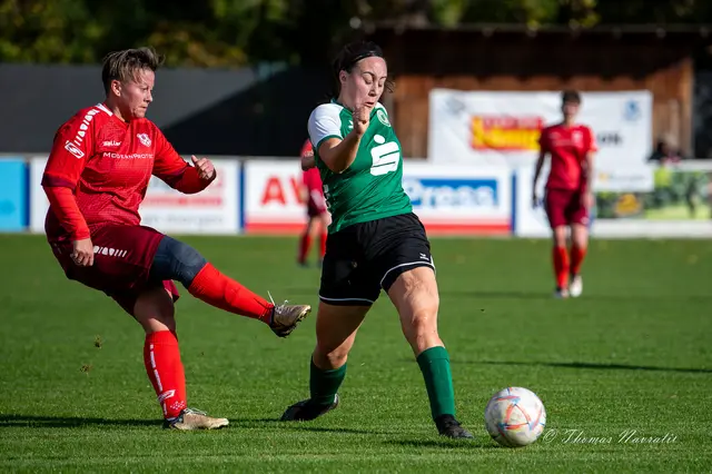 Desiree Denk (rot) blockt den Angriff ab – aufmerksam und zweikampfstark bis zum Schluss. | Foto: Thomas Navratil