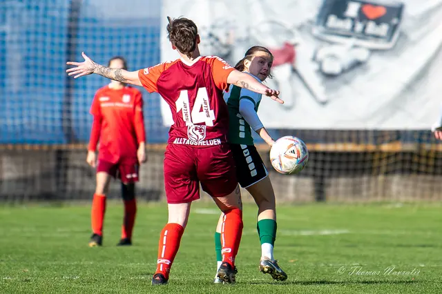 Linda Teubenbacher (rot) eng am Gegenspiel – kaum Platz für Waidhofens Torjägerin Grünstäudl. | Foto: Thomas Navratil