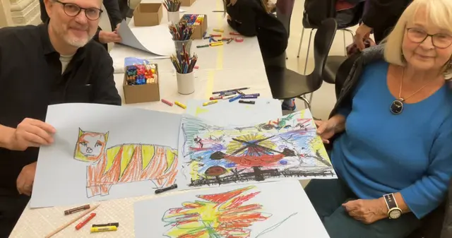 Gerald Denk, Einrichtungsleiter Lebenshilfe-Werkstätte in der Gutenbrunnerstraße
Ursula Modl malt ein Bild zum Thema "Vernichtung des Meeres".
 | Foto: Stockmann