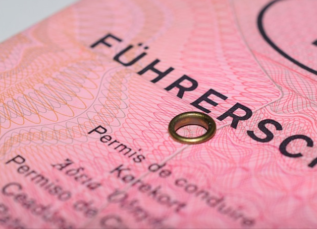 Dem 19-Jährigen wurde der Führerschein vorläufig abgenommen. (Symbolbild) | Foto: pixabay/Mondisso