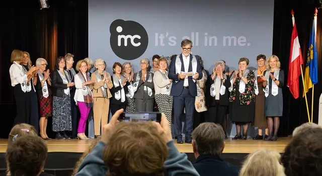 Der einzige Herr unter den Absolventinnen Karl Haas moderierte die Sponsion. | Foto: Regina Courtier