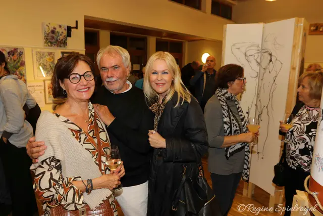 Dr. jus Margot Bernhat mit Künstler Willi Wimmer und Anna Conualexius.