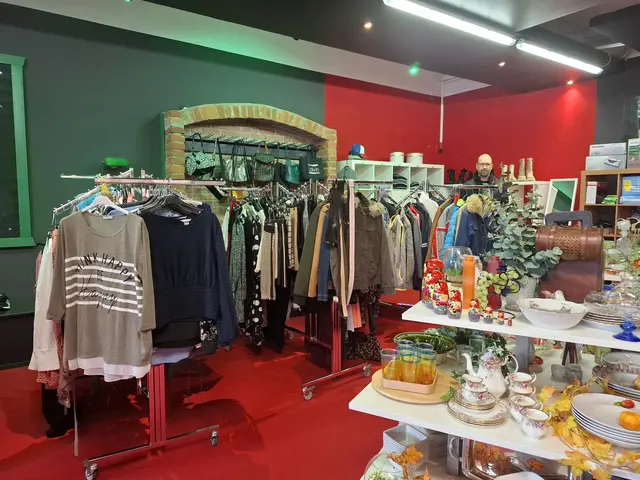 Die Kleiderständer sind gut gefüllt