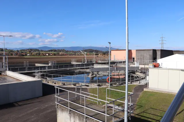 1985/86 wurde die erste Baustufe der Kläranlage für 1.500 Einwohner in Angriff genommen. 1994/95 erfolgte der Ausbau der Verbandskläranlage auf 5.000 EW, 2002/03 die Erweiterung auf 10.000 EW. Zur Optimierung der Solaren Trocknungsanlage erfolgte 2020/21 die Errichtung eines zusätzlichen Schlammspeichers. 2024/25 der Ausbau auf 14.000 Einwohnergleichwerte. | Foto: Edith Ertl