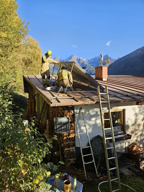 Beim Versuch, ein Wespennest auszuräuchern, fing das Dach eines Wohnhauses in Kaunerberg Feuer. | Foto: zoom.tirol