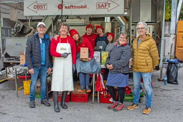 Das mobile Saftmobil machte Halt in Zwettl, mit dem Team im Bild: Stadtrat Wolfgang Huber (l.) sowie Gerhard Uitz und Christine Uitz-Böhm (v.r.). | Foto: Stadtgemeinde Zwettl