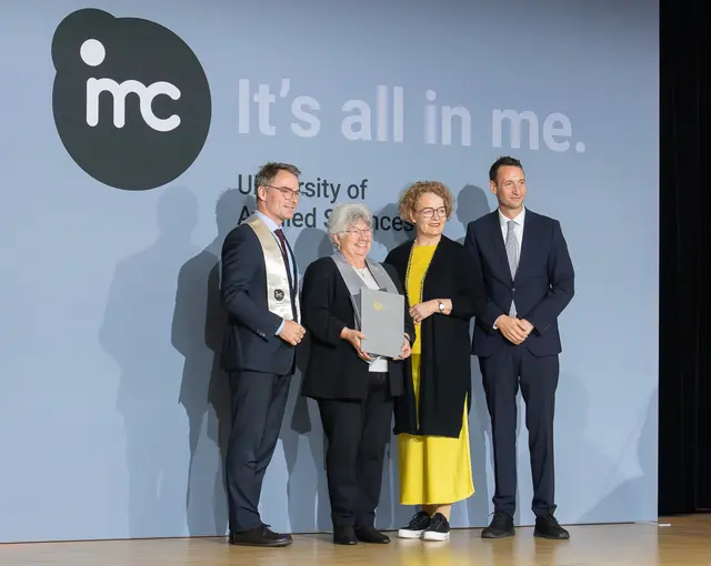 Die Urkunde in Händen! Hier mit Landesrätin Christina Teschl-Hofmeister. | Foto: Regina Courtier