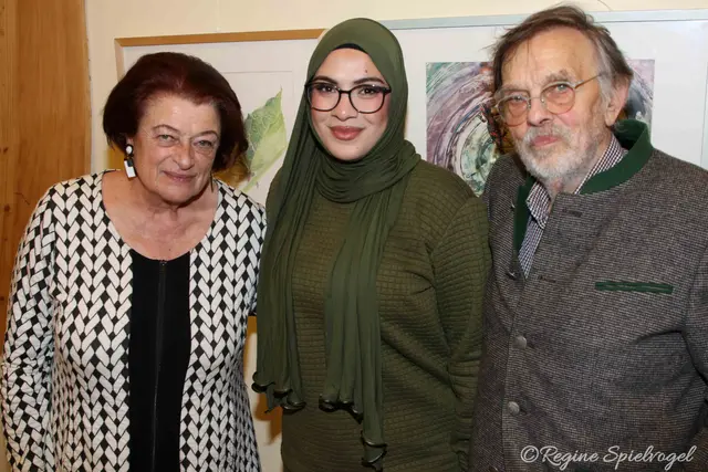 Anna-Lore und Johann Konvicka mit Enas Almohamad.