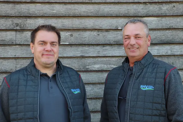 Die Klärwärter Jürgen Daum  und Karlheinz Maier sorgen für den reibungslosen Betrieb der Kläranlage. Dazu beitragen können alle Bürger, die Fehlwürfe in die Toilette vermeiden. Strumpfhosen, Katzenstreu und Altspeiseöl  haben in der Klospülung nichts verloren. Ein Problem sind auch die Feuchttücher. | Foto: Edith Ertl