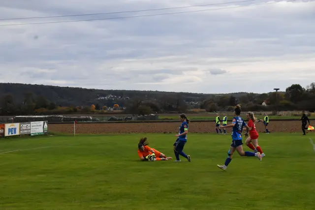 Darina Jancovicova ist den Tick schneller am Ball als Isabella Gold. | Foto: Michael Strini