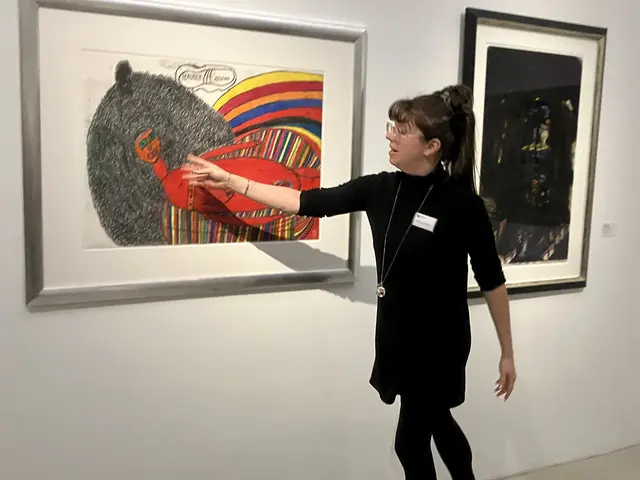 Bei kurzen kompakten Führungen konnte man sich beim Open House einen Überblick über die am 18. Oktober eröffnete Aussstellung im Arnulf Rainer-Museum in Baden verschaffen. Im Bild erläutert Clarissa wesentliche Aspekte. | Foto: Stockmann
