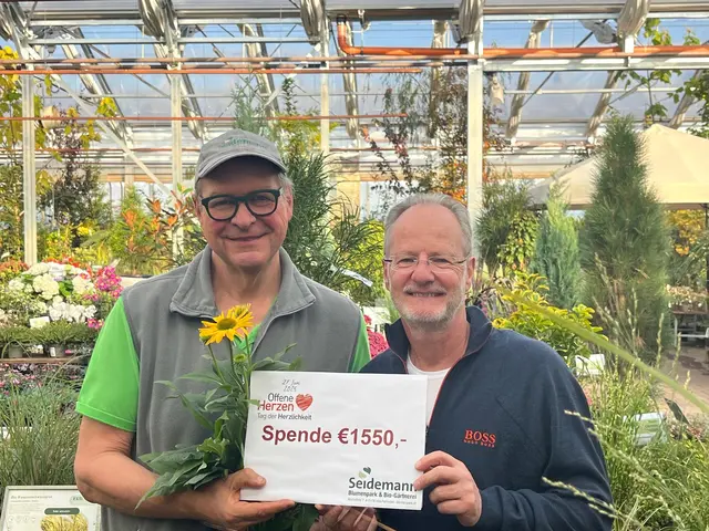 Erwin Seidemann, Peter Jungmann, eine Topfsonnenblume und ein herzlicher Spendenscheck. | Foto: Seidemann