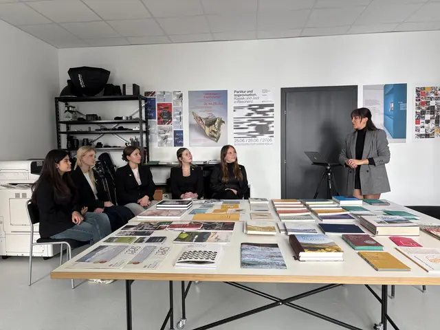 Sophia Höretzeder vom Designstudio „himmel“ gab einen spannenden Einblick in die grafische Arbeit und präsentierte coole Tipps für Bewerbungen.  | Foto: HLW FW Kufstein
