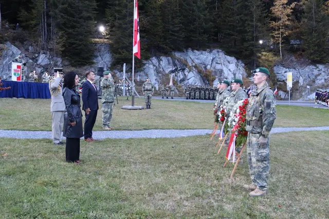 Nationalratsabgeordnete Margreth Falkner, Frédéric Joureau, der stellvertretender Botschafter der Republik Frankreich in Österreich und Tirols Militärkommandant Brigadier Ingo Gstrein im Rahmen der Gedenkfeier beim Französischen Denkmal am Mooserkreuz.  | Foto: Elisabeth Zangerl