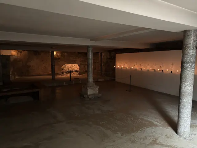Die Chorkrypta mit der Kunstinstallation „Vanitas“ von Christian Boltanski. Bei den Domgrabungen (1956–1958) wurde sie erstmalig freigelegt, aber erst anlässlich des Kunstprojekts zu einem öffentlichen Raum gemacht. | Foto: Schrofner