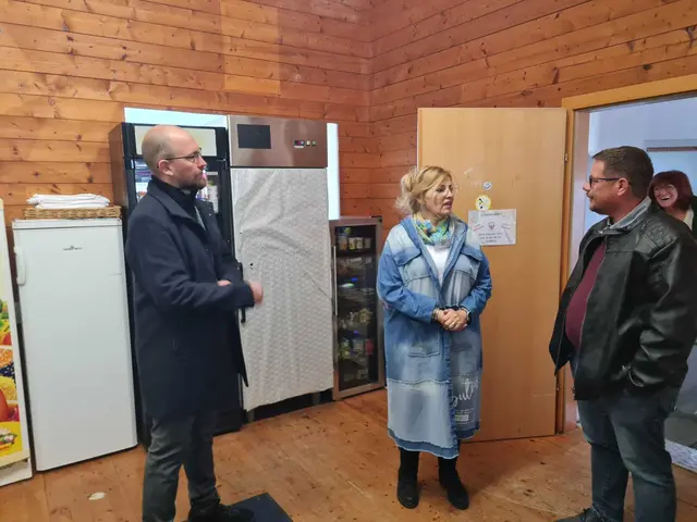 Obfrau Astrid Glantschnig im Gespräch mit den Gemeinderäten Dominik Stuck und Christian Böhm