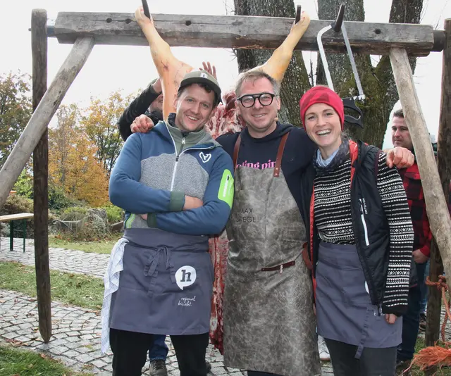 Johannes und Anneliese Steinmayr mit Starkoch Max Stiegl (Mitte) beim Sautanz am Hansberg.