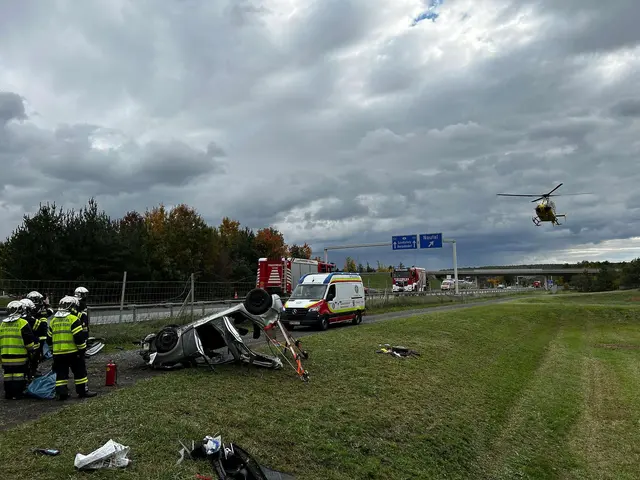 Einsatzkräfte der Feuerwehren Weppersdorf und Oberpullendorf befreiten die schwerverletzte Lenkerin mithilfe von hydraulischem Rettungsgerät aus dem Fahrzeugwrack. | Foto: FF Feuerwehr Weppersdorf