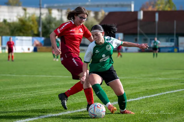 Sandra Halbmayer (rot) bleibt im Zweikampf hartnäckig und lässt ihrer Gegenspielerin kaum Raum. | Foto: Thomas Navratil